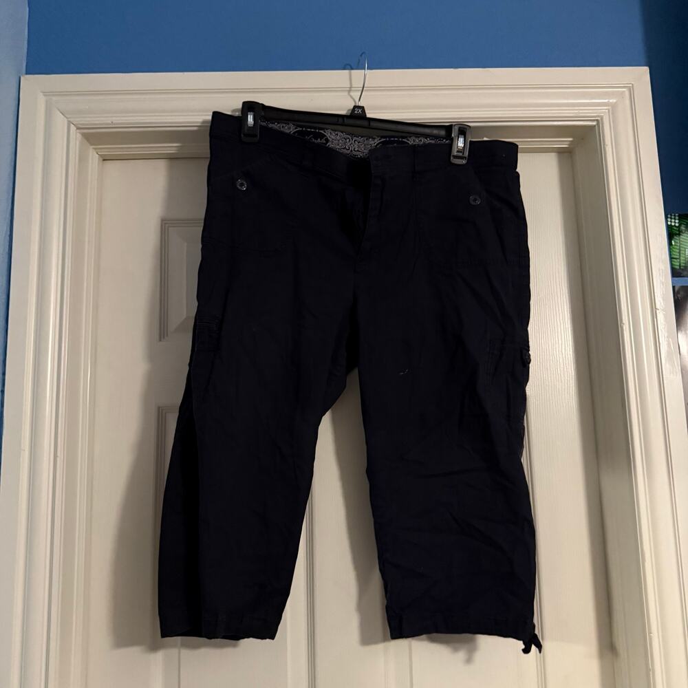 Gloria Vanderbilt navy blue capri pants in size 16